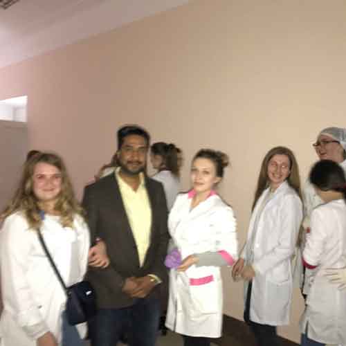 images/gallery/sandeep-singh-with-ukraine-medical-students.jpg